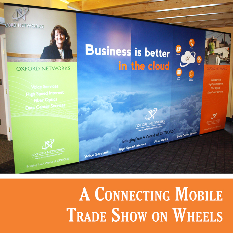 Connecting trade show banner stand system